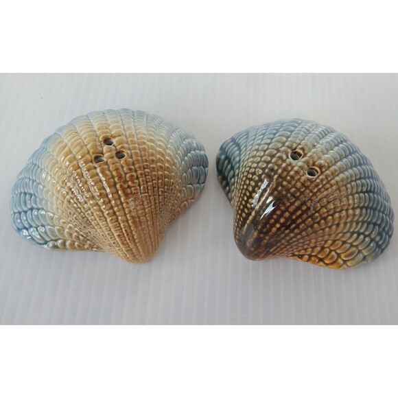 Seashell Salt & Pepper Shakers Set Blue Nautical Beach Tan Ombre Cockle Shell - Picture 1 of 6